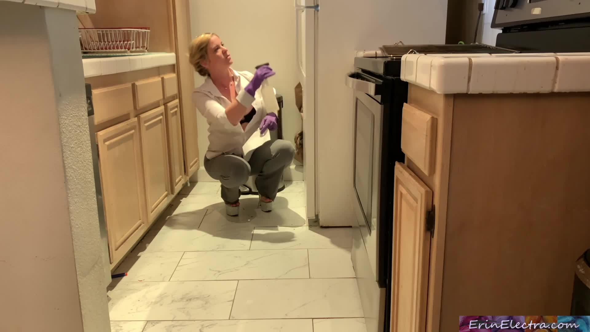 Stepmom is horny and stuck in the oven - Erin Electra-51716423